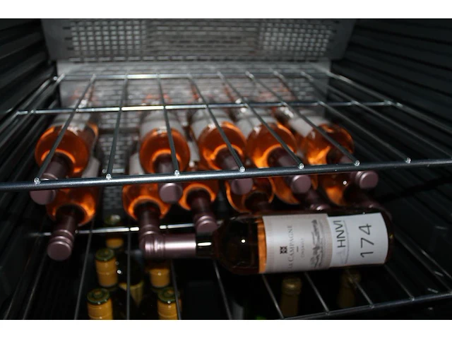 Twaalf flessen rosé la campgna. - afbeelding 1 van  2