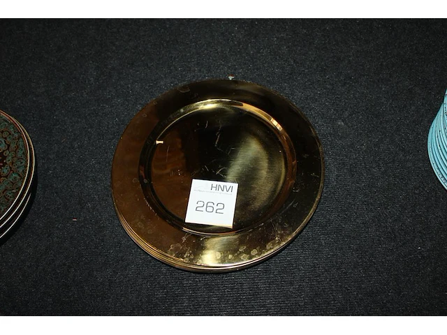 Twaalf goudkleurige borden. doorsnede 33 cm. - afbeelding 1 van  1