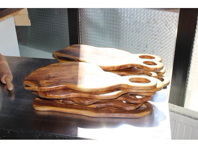 Twaalf houten serveerplanken van olijfhout. lengte ca. 47 cm. - afbeelding 1 van  2