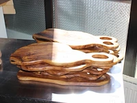 Twaalf houten serveerplanken van olijfhout. lengte ca. 47 cm. - afbeelding 1 van  2