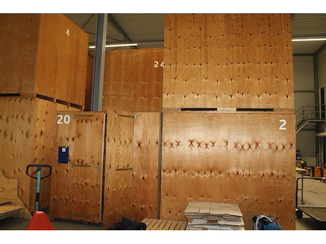 Twaalf opslagboxen met o.a. afmeting 220 x 240 x 255 cm. - afbeelding 1 van  2