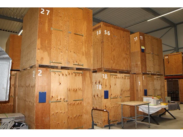 Twaalf opslagboxen met o.a. afmeting 220 x 240 x 255 cm. - afbeelding 2 van  2
