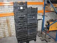 Twaalf stapelbare kunststof kratten 60 x 40 cm. - afbeelding 1 van  2