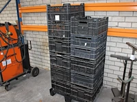 Twaalf stapelbare kunststof kratten 60 x 40 cm. - afbeelding 2 van  2