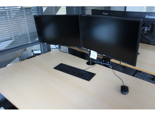 Twee 24 inch monitoren iyama aan bureaubeugel - afbeelding 2 van  2