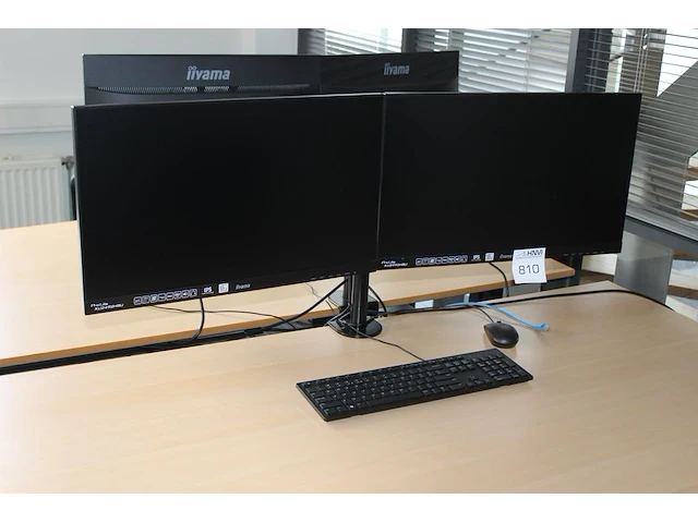 Twee 24 inch monitoren iyama aan bureaubeugel - afbeelding 1 van  2
