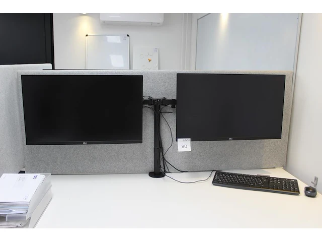 Twee 27 inch monitoren lg aan verstelbare bureau standaard. - afbeelding 1 van  2