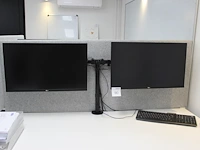 Twee 27 inch monitoren lg aan verstelbare bureau standaard. - afbeelding 1 van  2