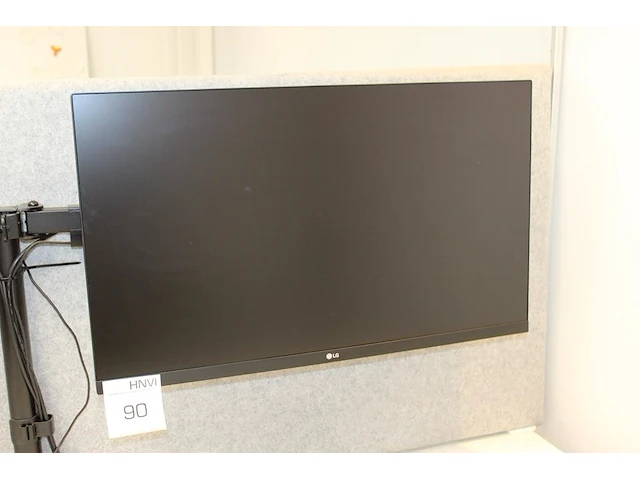 Twee 27 inch monitoren lg aan verstelbare bureau standaard. - afbeelding 2 van  2