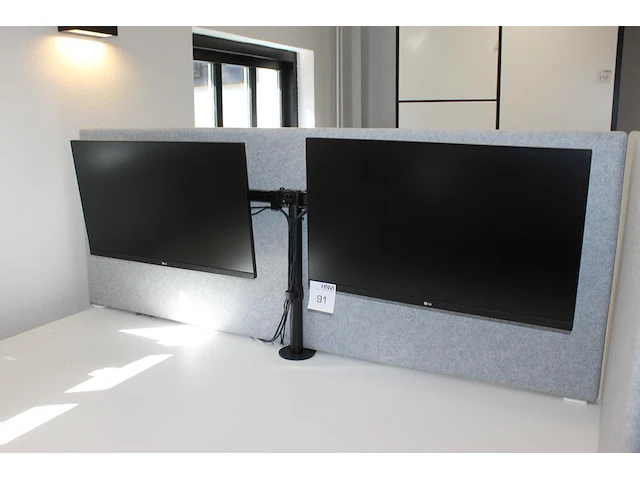 Twee 27 inch monitoren lg aan verstelbare bureau standaard. - afbeelding 1 van  2