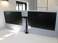 Twee 27 inch monitoren lg aan verstelbare bureau standaard. - afbeelding 1 van  2