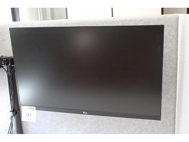 Twee 27 inch monitoren lg aan verstelbare bureau standaard. - afbeelding 2 van  2