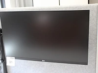 Twee 27 inch monitoren lg aan verstelbare bureau standaard. - afbeelding 2 van  2