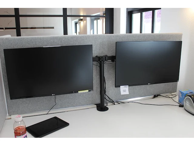 Twee 27 inch monitoren lg aan verstelbare bureau standaard. - afbeelding 1 van  2