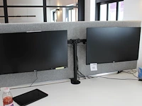 Twee 27 inch monitoren lg aan verstelbare bureau standaard. - afbeelding 1 van  2