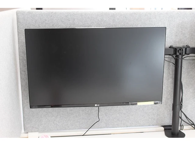 Twee 27 inch monitoren lg aan verstelbare bureau standaard. - afbeelding 2 van  2