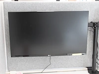 Twee 27 inch monitoren lg aan verstelbare bureau standaard. - afbeelding 2 van  2