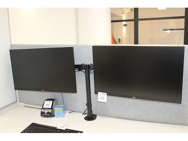 Twee 27 inch monitoren lg aan verstelbare bureau standaard. - afbeelding 1 van  2