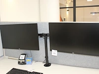 Twee 27 inch monitoren lg aan verstelbare bureau standaard. - afbeelding 1 van  2