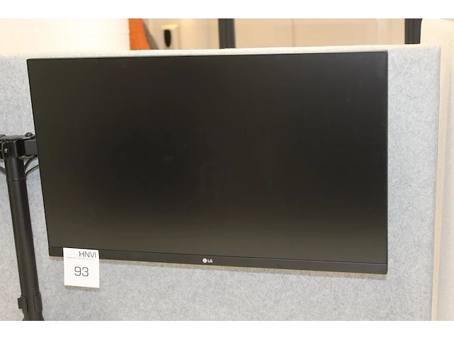Twee 27 inch monitoren lg aan verstelbare bureau standaard. - afbeelding 2 van  2