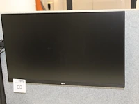 Twee 27 inch monitoren lg aan verstelbare bureau standaard. - afbeelding 2 van  2