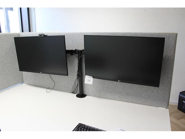 Twee 27 inch monitoren lg aan verstelbare bureaustandaard. - afbeelding 1 van  2