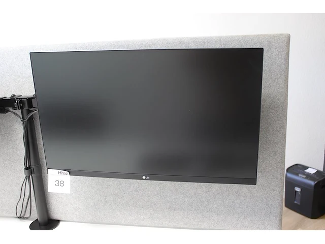 Twee 27 inch monitoren lg aan verstelbare bureaustandaard. - afbeelding 2 van  2