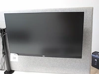 Twee 27 inch monitoren lg aan verstelbare bureaustandaard. - afbeelding 2 van  2