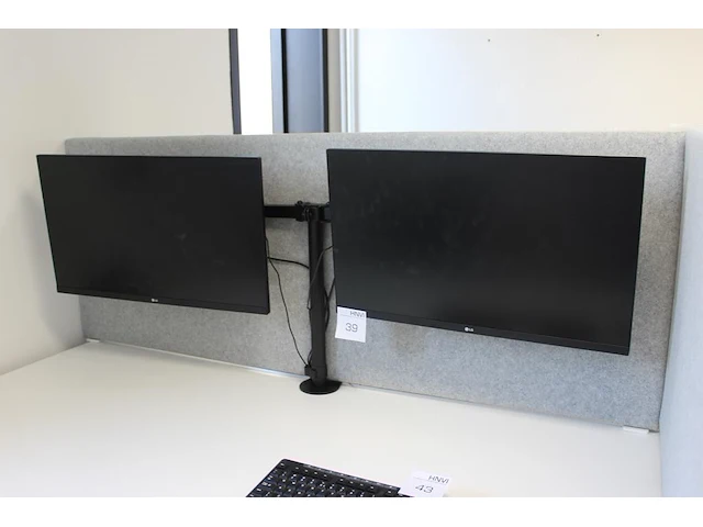 Twee 27 inch monitoren lg aan verstelbare bureaustandaard. - afbeelding 1 van  2