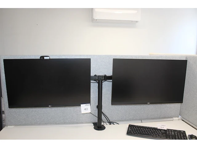 Twee 27 inch monitoren lg aan verstelbare bureaustandaard. - afbeelding 1 van  2