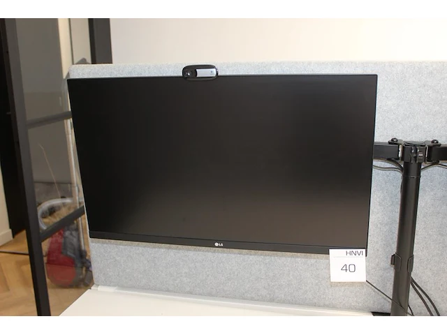 Twee 27 inch monitoren lg aan verstelbare bureaustandaard. - afbeelding 2 van  2