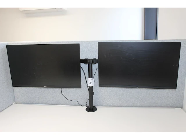 Twee 27 inch monitoren lg aan verstelbare bureaustandaard. - afbeelding 1 van  2
