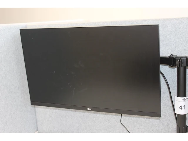 Twee 27 inch monitoren lg aan verstelbare bureaustandaard. - afbeelding 2 van  2