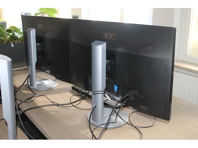 Twee 27" monitoren aoc met toetsenbord en muis. - afbeelding 2 van  2