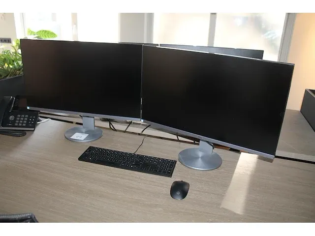 Twee 27" monitoren aoc met toetsenbord. - afbeelding 1 van  2