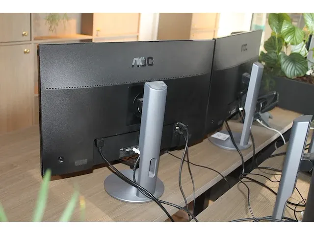 Twee 27" monitoren aoc met toetsenbord. - afbeelding 2 van  2