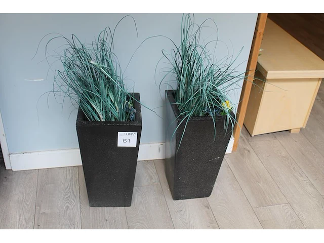 Twee aardenwerk bloempotten met hoogte 46 cm en enkele kunstplantjes. - afbeelding 1 van  1