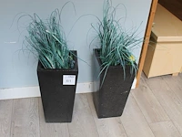 Twee aardenwerk bloempotten met hoogte 46 cm en enkele kunstplantjes. - afbeelding 1 van  1