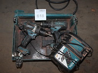 Twee accuschroefmachine body's makita met acculader in box. - afbeelding 1 van  4