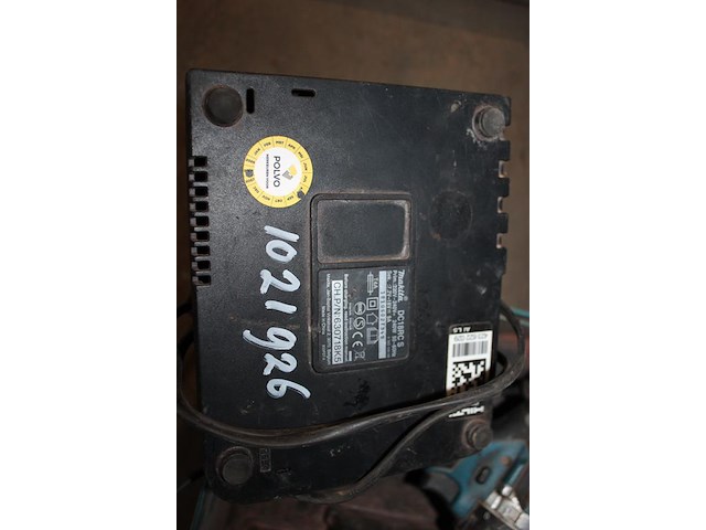 Twee accuschroefmachine body's makita met acculader in box. - afbeelding 2 van  4