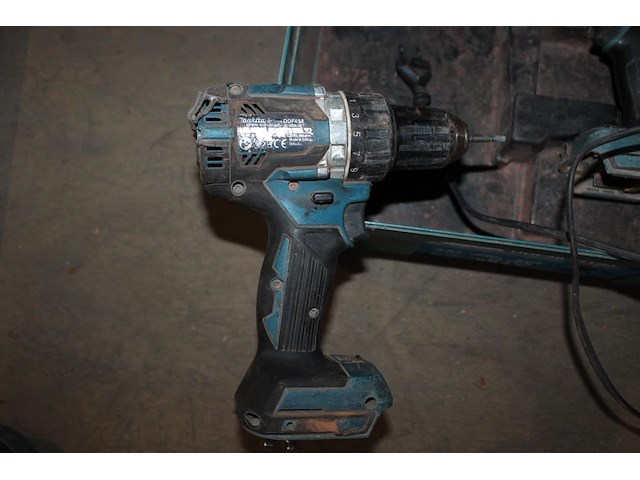 Twee accuschroefmachine body's makita met acculader in box. - afbeelding 3 van  4