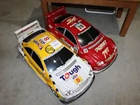 Twee afstand bestuurbare rallywagens mercedes benz. afstandsbedieningen ontbreken. lengte 72 cm - afbeelding 1 van  1