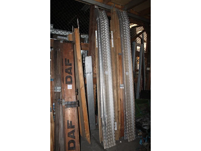 Twee aluminium oprijplaten, lengte ca 300 cm. - afbeelding 2 van  2