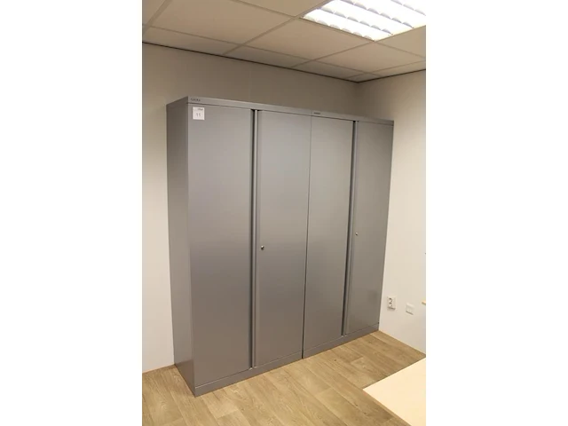Twee archiefkasten bisley met twee deuren afmeting 91 x 46 x 197 cm. let op! exclusief inhoud. - afbeelding 2 van  3