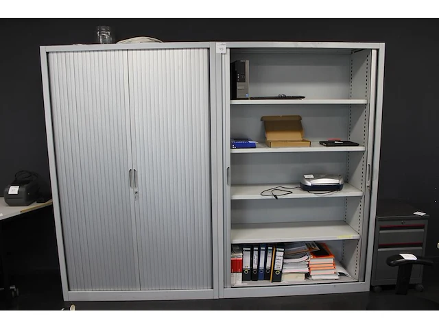 Twee archiefkasten met afmeting 124 x 45 x 196 cm. - afbeelding 1 van  2