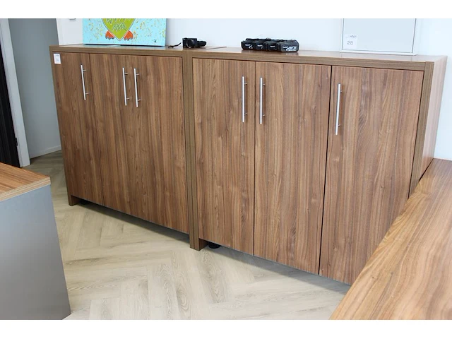 Twee archiefkasten met drie deuren. afmeting 130 x 35 x 127cm. - afbeelding 1 van  3