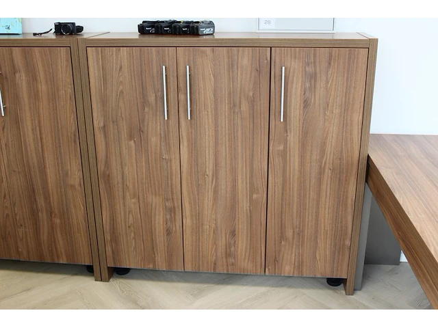 Twee archiefkasten met drie deuren. afmeting 130 x 35 x 127cm. - afbeelding 2 van  3