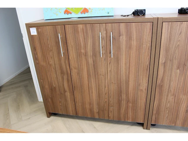 Twee archiefkasten met drie deuren. afmeting 130 x 35 x 127cm. - afbeelding 3 van  3