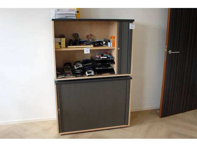 Twee archiefkasten met roldeur. afmeting 100 x 42 x 75cm. - afbeelding 1 van  2