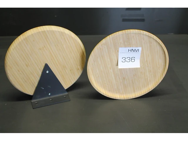 Twee bamboe borden met doorsnede 26 cm op metalen statief. - afbeelding 1 van  1